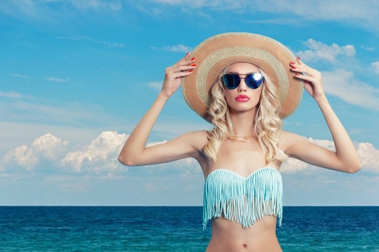 おすすめのサーフィン用日焼け止めを塗った女性